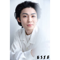 歌舞伎俳優・市川染五郎、凛とした容姿が際立つホワイト衣装SHOT！日々の暮らしにも迫る