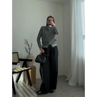 グレー×ブラックの定番配色がぐっと垢抜ける。ワイドパンツ×コンパクトトップスでつくる、シルエットのメリハリ着こなし術【40代の毎日コーデ】