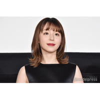 平野綾、ミニスカユニフォーム姿の始球式オフショット公開「笑顔が可愛すぎる」「スタイル抜群」と反響