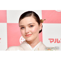 ミランダ・カー、圧倒的美脚際立つミニワンピ姿に絶賛の声「完璧なスタイル」「女神降臨」