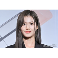 TWICEサナ、ミニスカ＆赤ストッキングからスラリ美脚「腰の位置高い」「骨格が神」と反響続々