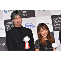 川崎希＆アレク夫妻、娘の生後7ヶ月記念に家族3ショット公開「そっくり」「ぱっちりお目々可愛すぎる」と反響