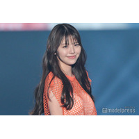 鈴木ゆうか、大胆背中開きキャミワンピ姿が話題「ヴィーナスラインが美しい」「女神のよう」