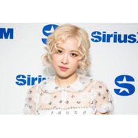 BLACKPINKロゼ「グラミー賞」美脚際立つ変形ドレスに熱視線「見惚れる美しさ」「かっこよすぎ」ブルーノ・マーズとの2ショットも