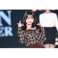 人気アイドル、タイツ×ミニスカの私服コーデ披露 夜景に映える着こなしに「クールでかっこいい」「コーデ参考になる」の声