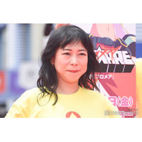 椿鬼奴、夫・グランジ大とのお揃いパーカー姿が話題「微笑ましい」「雰囲気似てる」