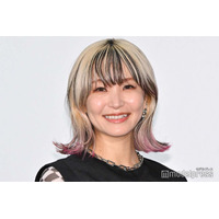 LiSA、ニーハイ網ソックス×ミニスカ衣装で美脚披露「クールでお洒落」「スタイル抜群」の声