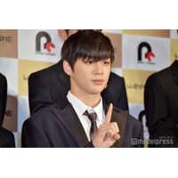 “Wanna One再集結”控えるカン・ダニエル、入隊日に坊主姿公開で反響相次ぐ「綺麗すぎてびっくり」「かっこよすぎ」