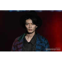 原因は自分にある。杢代和人、目元にストーンキラリ ハット×ロングコート着こなす【TGCあいち・なごや2026】