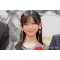 乃木坂46池田瑛紗、膝上ミニスカ衣装姿披露「脚まっすぐで綺麗」「ビジュが天才」