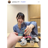 夜のひと笑い・こうの復縁恋人「こうくんのトレーナー借りてダボダボ感強め」ミニスカタイツコーデ披露「彼氏の服着てるの可愛すぎ」「スタイル抜群」と反響