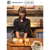 狩野舞子、美脚透けるスカートコーデに視線集中「漂う気品と色気」「スタイル抜群」