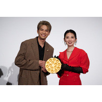 田中麗奈＆森崎ウィン、金のアイテム纏いイベント登場 2億超え「純金たこ焼き器」前にし緊張【黄金泥棒】