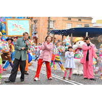 仲里依紗、千葉雄大らUSJ25周年アニバーサリー祝福 “熱狂ダンスタイム”で大はしゃぎ