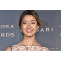 すみれ、美脚際立つミニスカゴルフウェア姿に絶賛の声「健康的な美しさ」「ブラックコーデおしゃれ」