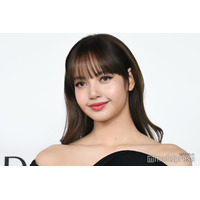 BLACKPINKリサ、大胆デザインドレスから美背中際立つ「エンジェルライン綺麗すぎ」「圧巻の美しさ」と話題