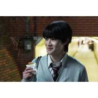 山時聡真、主演映画「90メートル」新規場面写真独占解禁 複雑な胸の内・柔らかな笑顔を切り取った4枚