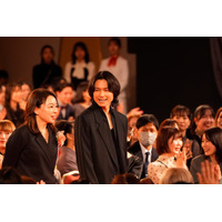 3冠受賞のSixTONES松村北斗、レカペ2回目 フォーマルなスーツ姿でにこやかに会釈【第49回日本アカデミー賞】