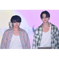 WILD BLUE宮武颯＆鈴陽向、チェックシャツでお揃い「クール系で歩いて来たかと思えば」「リムレスセクシー」の声【TGC2026 S/S】