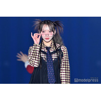 SWEET STEADY塩川莉世、細フチメガネ×千鳥柄タイツの個性派ファッション 奥田彩友はオーバーサイズジャケット着こなす【IDOL RUNWAY COLLECTION 2026】