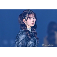 FRUITS ZIPPER月足天音、ツインテール×デニムミニスカの甘辛スタイリング 圧巻ランウェイに視線釘付け【IDOL RUNWAY COLLECTION 2026】