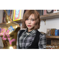 「ラヴ上等」きぃーちゃん（鈴木綺麗）、美脚際立つヒョウ柄タイツ×ミニ丈…衣装ショット一挙公開「完璧スタイル」「憧れ」と反響