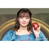 「御上先生」吉柳咲良、大胆スリットから美脚全開「腰の位置がレベチ」「着こなせるのすごい」と絶賛の声