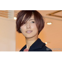 藤井萩花、美脚際立つミニスカスタイル「脚のラインが美しい」「憧れの体型」の声