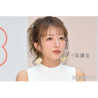 辻希美「ダラダラ春休み」子ども2人がくつろぐ自宅リビング公開「部屋が広くて夢空ちゃんがより小さく見える」「豪華なソファー」の声