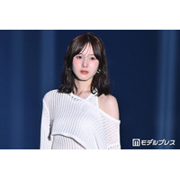 本田紗来、オフショル×ミニ丈で美スタイル際立つ 笑顔封印ランウェイ【超十代2026】