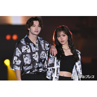 おさき＆今井暖大、シミラールックで姉弟ランウェイ 仲良くオソロポーズも【超十代2026】