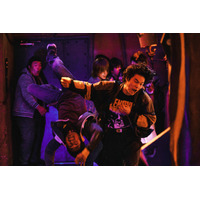 犯人が宙を舞う…水上恒司の豪快なラリアット、東方神起ユンホは華麗なハイキック披露『TOKYO BURST-犯罪都市-』場面写真