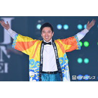 吉村大阪府知事、“顔隠し”堂々ランウェイ「究極に緊張してます」ステージで衣装チェンジも【関コレ2026S/S】