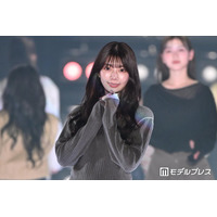 元日向坂46高本彩花、小花柄パンツ×レイヤード風トップスのラフコーデ 華やかオーラで視線独占【関コレ2026S/S】