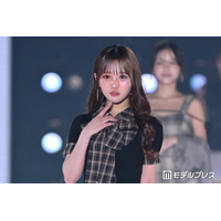 Onephony田島櫻子、ミニワンピから色白美脚スラリ キュートな仕草で魅了【関コレ2026S/S】