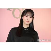 本田紗来、ミニ丈×柄タイツで美脚透ける「透明感すごい」「お人形さんみたい」と反響