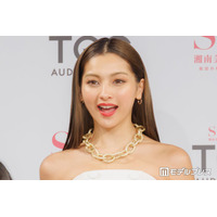 ゆきぽよ、菜の花＆桜に映えるへそ出しショーパンコーデ「スタイル憧れ」「可愛すぎて二度見した」