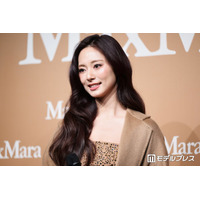 TWICEツウィ、美背中ざっくり個性的デザイントップス姿「圧倒的オーラ」「服どうなってるの？」と反響