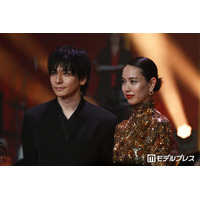 戸田恵梨香、生田斗真にエスコートされ登場 華やかゴールドドレスでレッドカーペット降臨【地獄に堕ちるわよ】