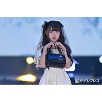 MINAMI、ミニ丈オフショルワンピで美肩＆美脚全開 大ぶりリボンハーフツインがキュート【ガルアワ2026SS】