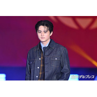 鈴鹿央士の登場に歓声上がる「メンノン」モデル21人連続ランウェイで視線釘付けに【ガルアワ2026SS】