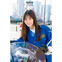 日向坂46小坂菜緒、白バイ隊員姿で劇場版コナンの聖地巡礼「週刊少年サンデー」表紙登場