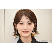 元乃木坂46若月佑美、網タイツ×しっぽチャーム際立つ美脚ショットに反響相次ぐ「スタイル良すぎ」「釘付け」