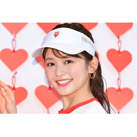 久間田琳加、素肌透けるシースルーブラウス姿で金沢満喫「色白で発光してる」「ピンクヘアと服がめちゃくちゃ合ってる」の声