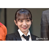 AKB48卒業の向井地美音、ゴージャス衣装から美脚際立つ「着こなせるのすごい」「最高に綺麗」と絶賛の声