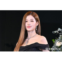 TWICEサナ、素肌輝くキャミコーデに反響「スタイル良すぎ」「ビジュアルが神」