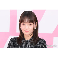 川栄李奈、ミニワンピ×ハイソックスで美脚スラリ「スタイル良すぎ」「美女オーラすごい」と反響