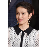 知念里奈、観劇に訪れた「95歳になるおばあちゃん」とのハグショット公開「お祖母様オシャレ」「素敵なお写真」と反響