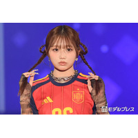 辻ちゃん長女・希空、サッカーユニ×デニムミニスカで美脚スラリ「三つ編みヘアが可愛すぎる」「さすがの着こなし」と反響【サツコレ2026S/S】