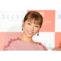 若槻千夏、沖縄での全身赤コーデ ミニスカから美脚スラリ「スタイル抜群すぎる」「等身バランスがすごい」